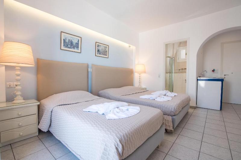 Triple Room with Partial Sea View image 2