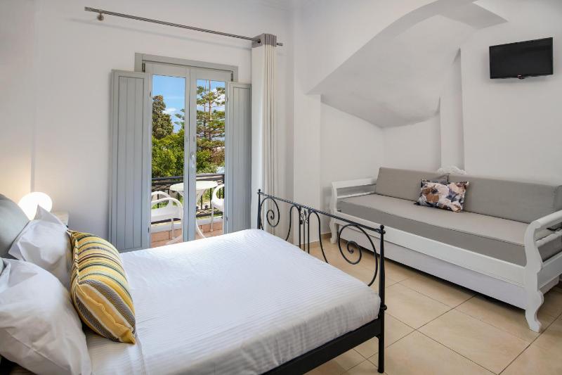 Queen Room with Garden View image 1