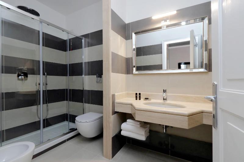 Deluxe Two-Bedroom Apartment with Terrace - Split Level image 3