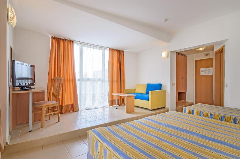 Triple Room with Balcony - Free Pool Access image 2