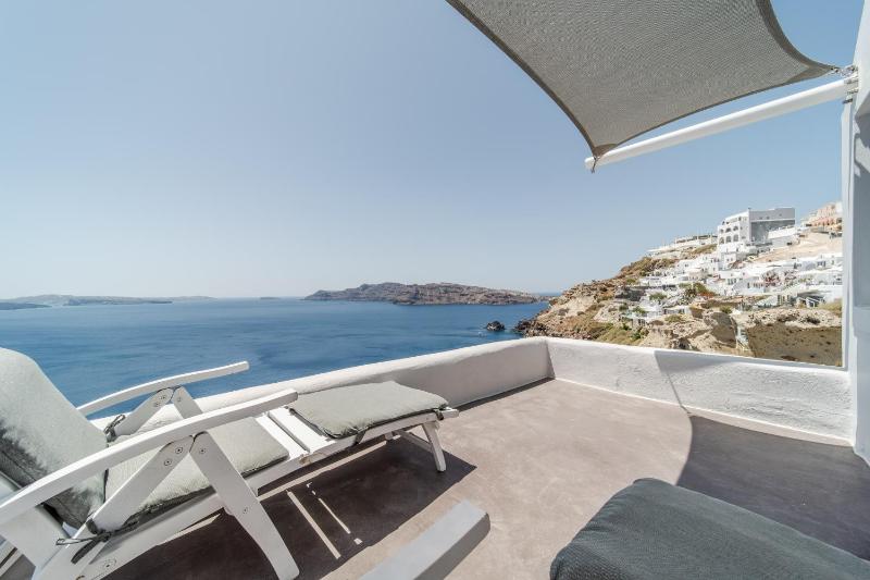 Standard Suite with Caldera View image 4