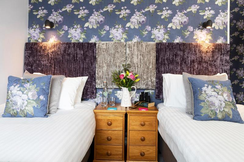 Deluxe King Room image 3