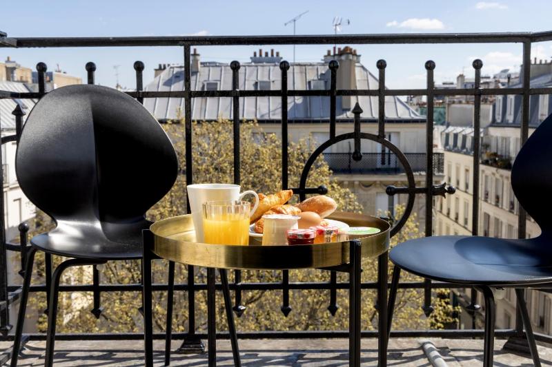 Double Room with Balcony image 1