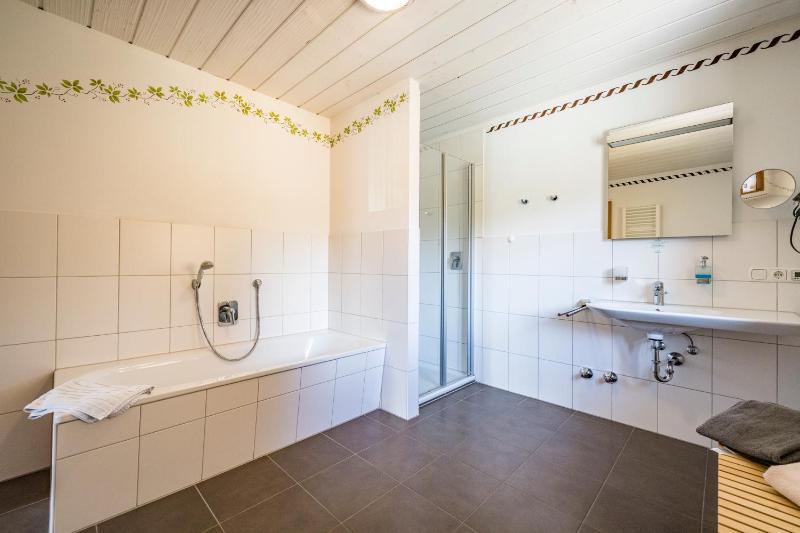 Deluxe Double Room with Bath image 2