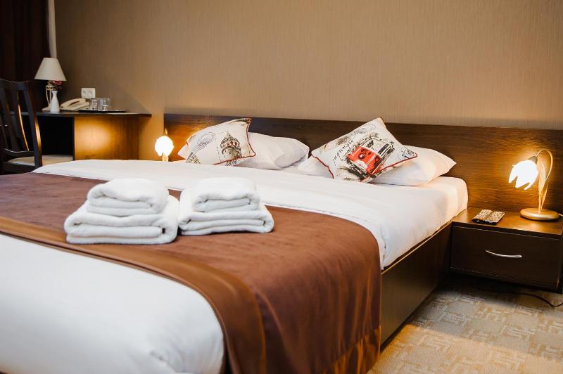 Deluxe Double Room with Balcony image 4