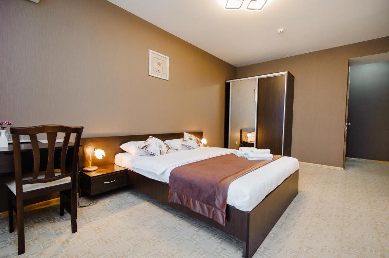 Deluxe Double Room with Balcony image 3