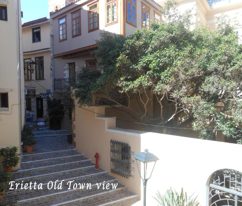 Deluxe Suite with Old Town View image 2