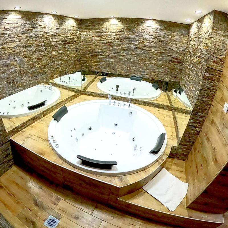 Studio with Spa Bath image 2