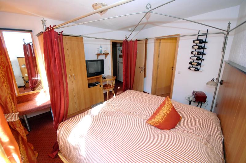 Large Double Room image 1