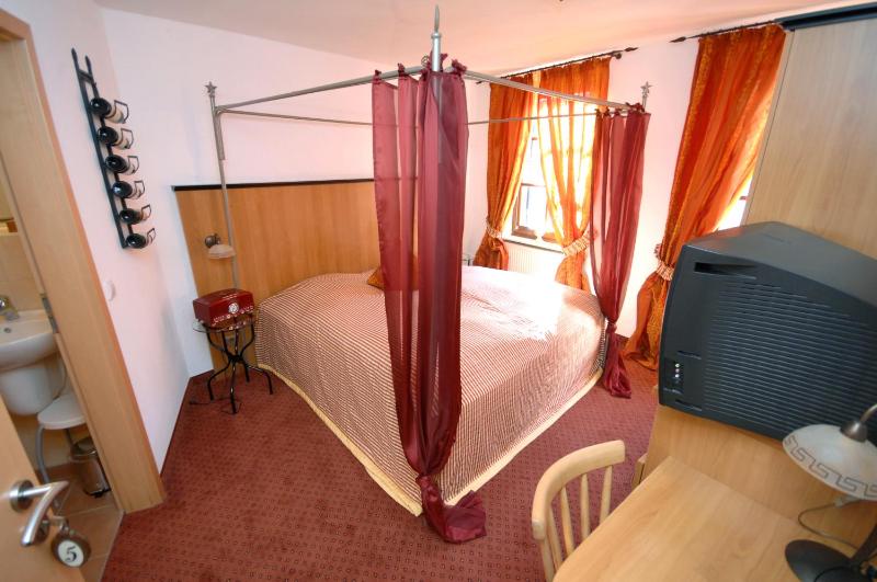 Large Double Room image 3