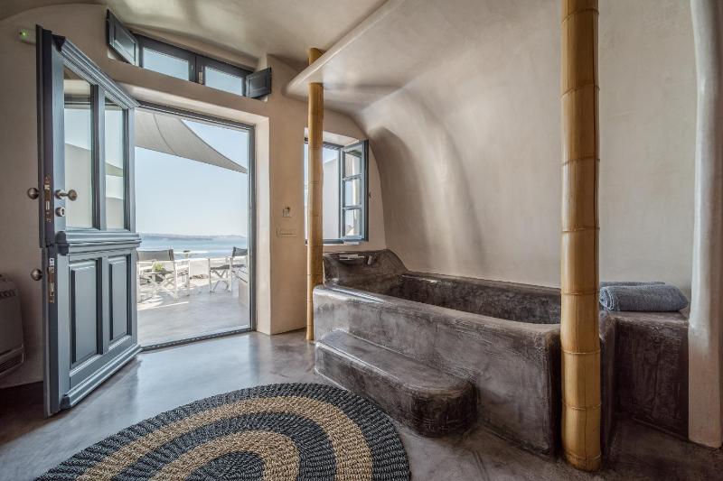 Deluxe Suite with jetted tub and Caldera View image 4