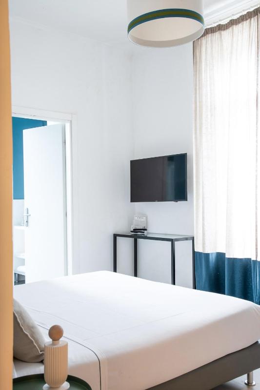 Superior double room with sea view balcony image 4
