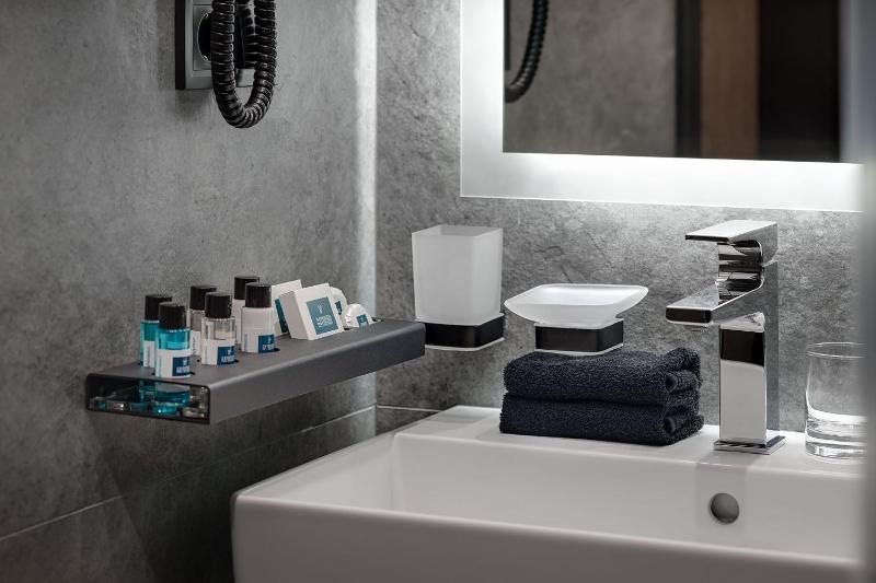 Standard Twin Room image 2