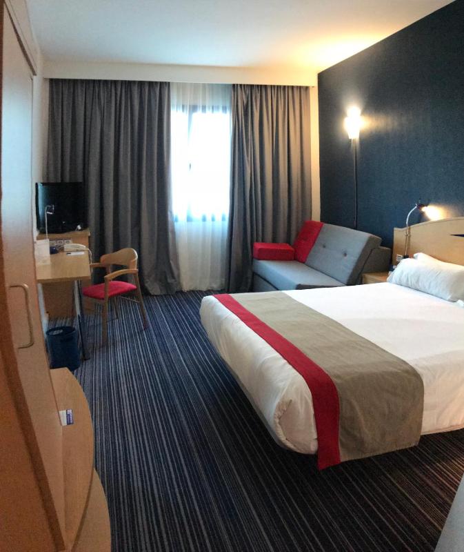 Standard Queen Room with Sofa Bed image 4