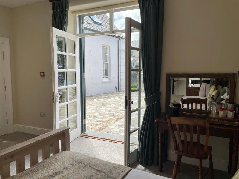 Double Room image 3