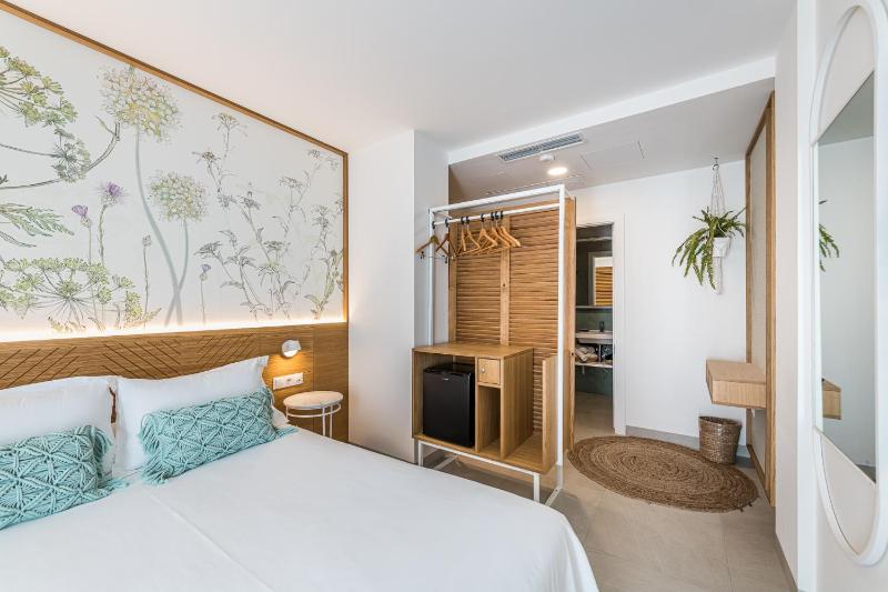 Small Double Room image 1