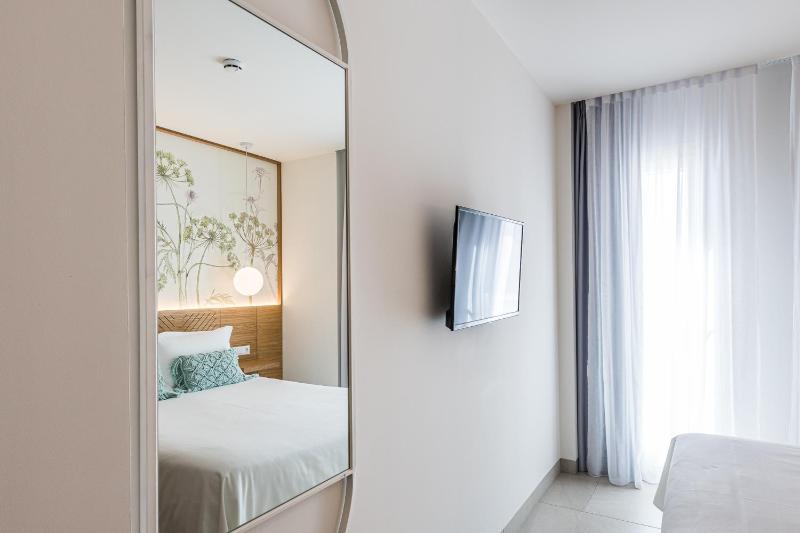 Small Double Room image 2