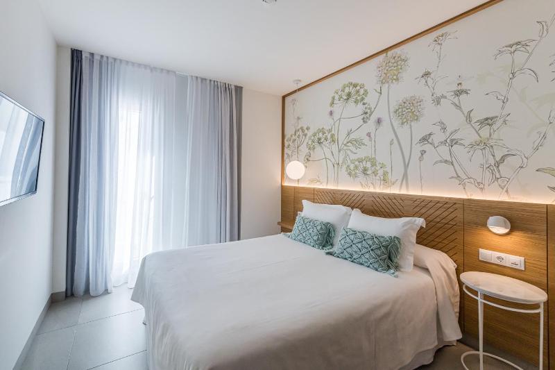 Small Double Room image 3