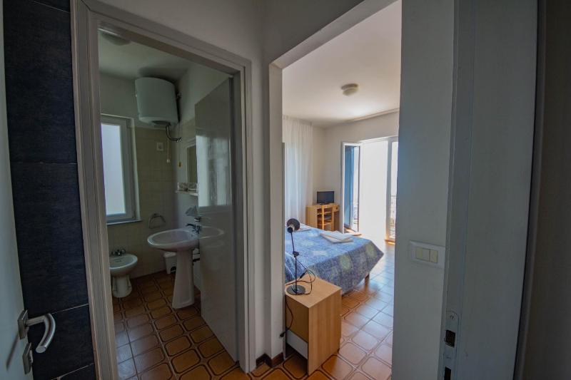 Connecting Room image 4