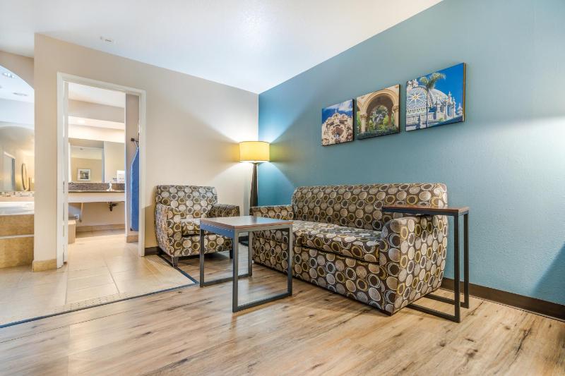 Deluxe King Room with Spa Bath image 2