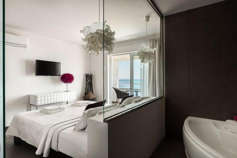 Superior Two-Bedroom Suite with Sea View image 4