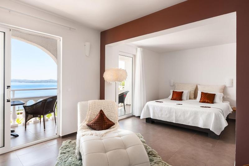 Family Room with Sea View image 4