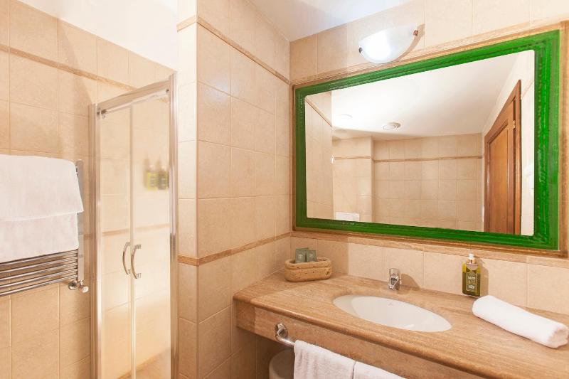 Standard Triple Room image 2