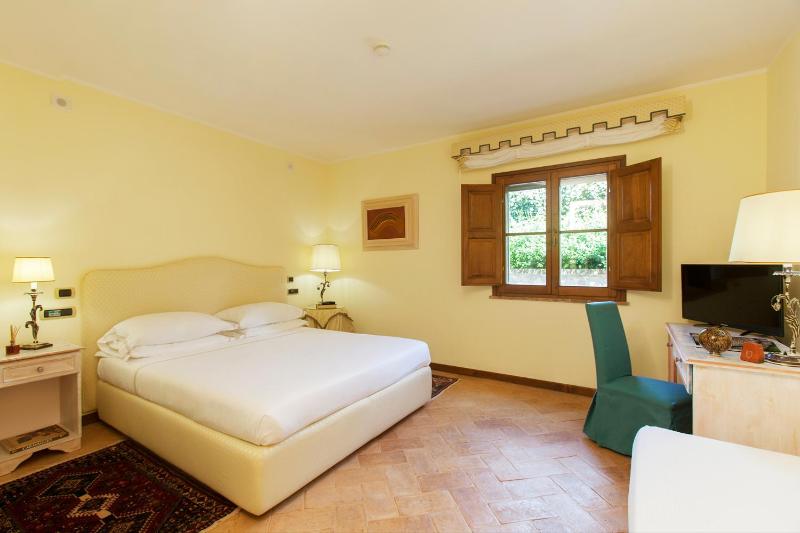 Standard Triple Room image 3