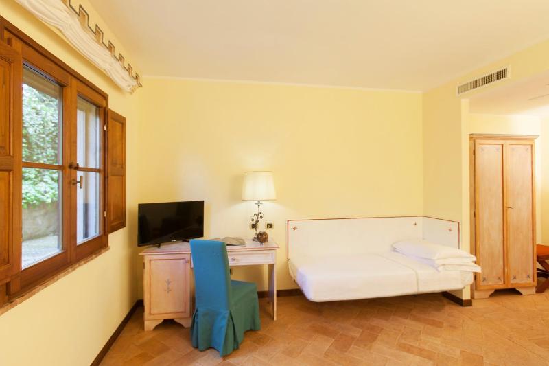 Standard Triple Room image 4