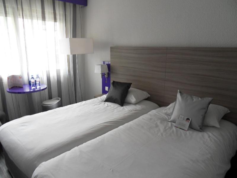 Standard Twin Room image 3