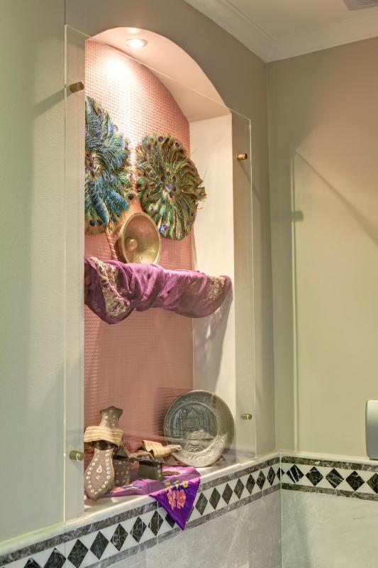 Deluxe Double Room with Private Bathroom image 2