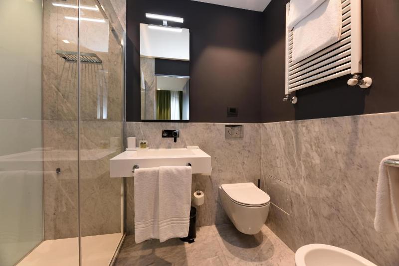 Superior Double or Twin Room with Canal View image 4