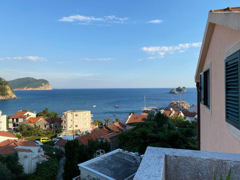 Attic Two-Bedroom Apartment with Balcony and Sea View image 2