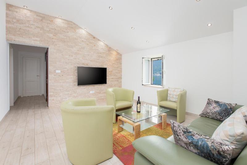 One-Bedroom Apartment image 4