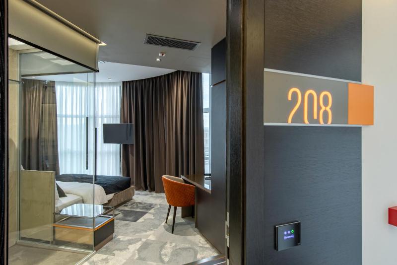 One-Bedroom Suite with Balcony image 4
