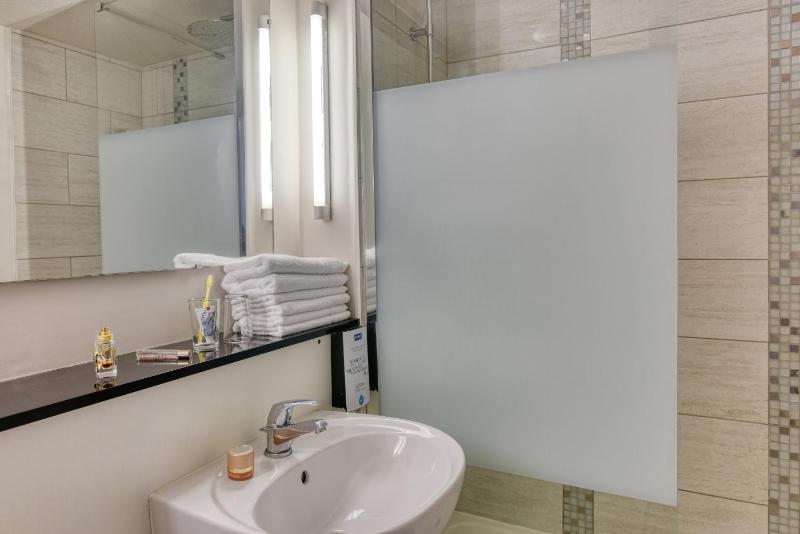Double Room image 4