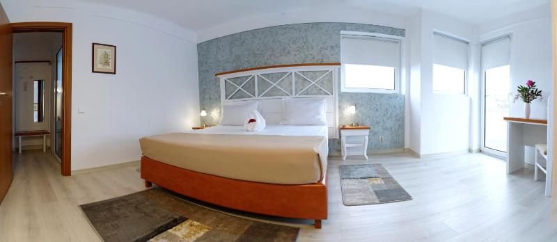 Double Room with large double bed and Sea View image 3
