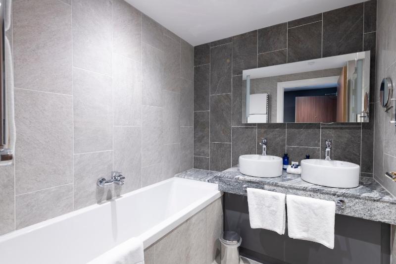 Superior Twin Room with Patio image 4