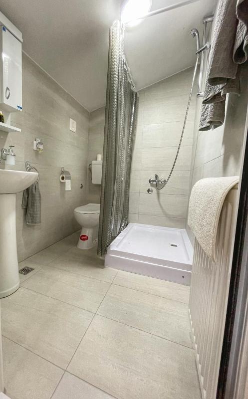 Economy Triple Room image 3