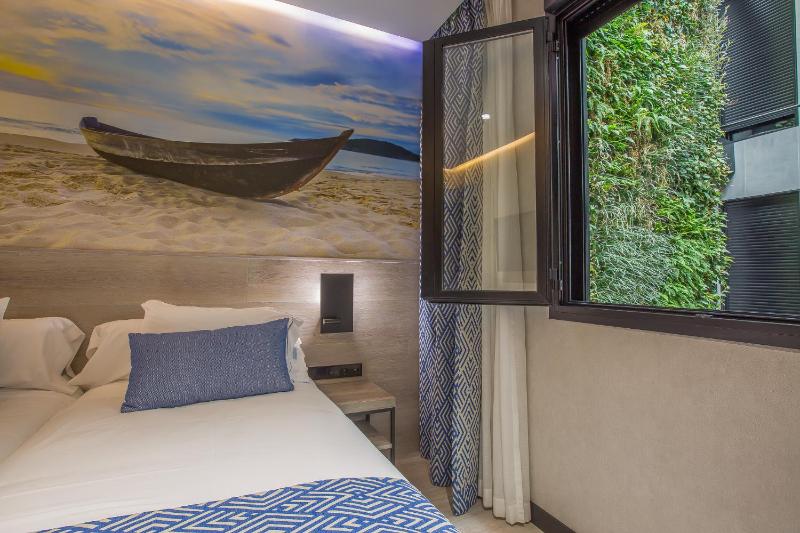 Twin Room with Garden View image 1