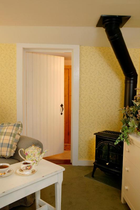 Standard Queen Room with Fireplace - Main (Garden Room) image 4