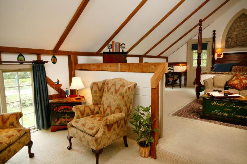 Deluxe King Room with Fireplace - Carriage (Wild Pigeon) image 2