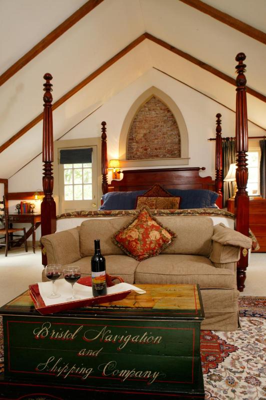 Deluxe King Room with Fireplace - Carriage (Wild Pigeon) image 1