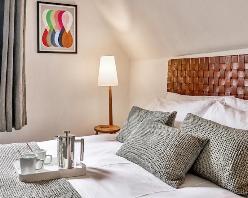 Standard King Room image 3