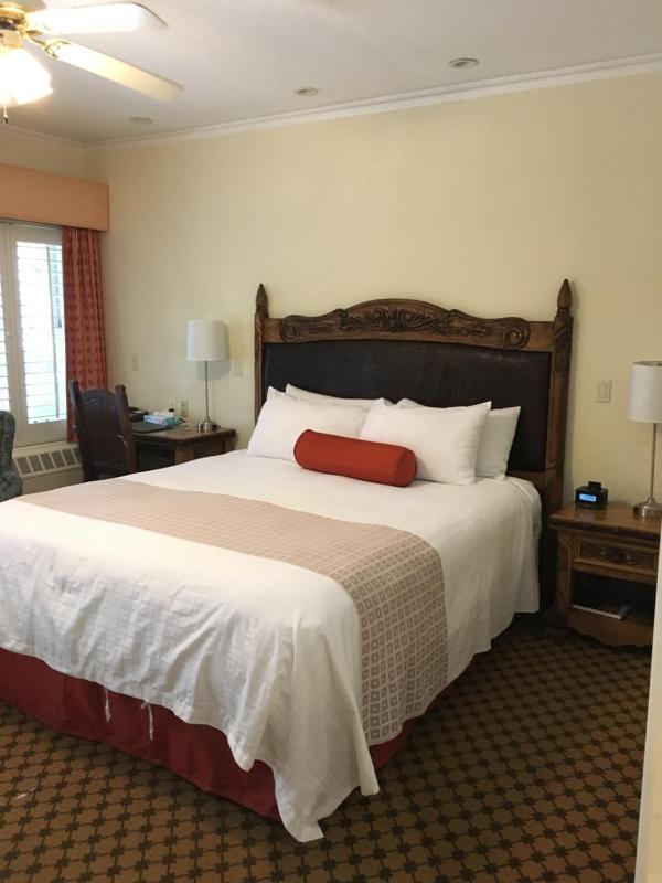 Queen Room image 4