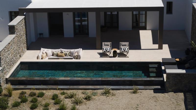Bonzoe Suites & Villas - image 9
