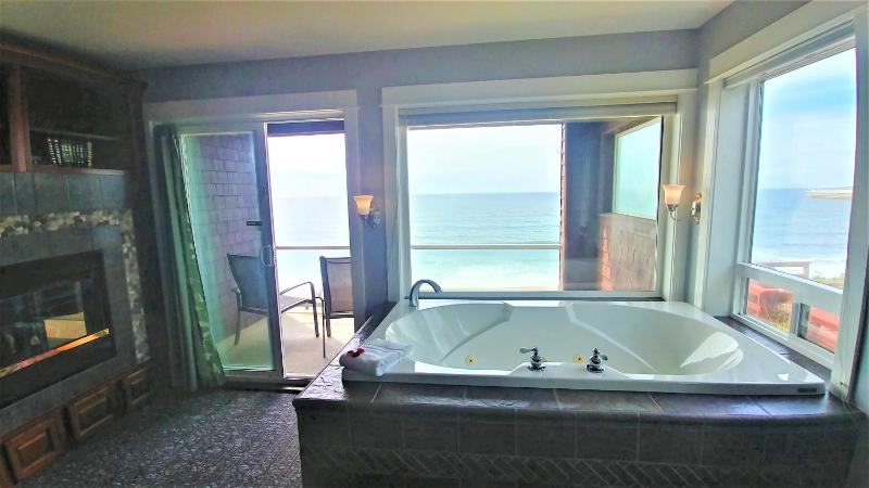 Oceanfront, Jetted Tub, Fireplace, Deck 