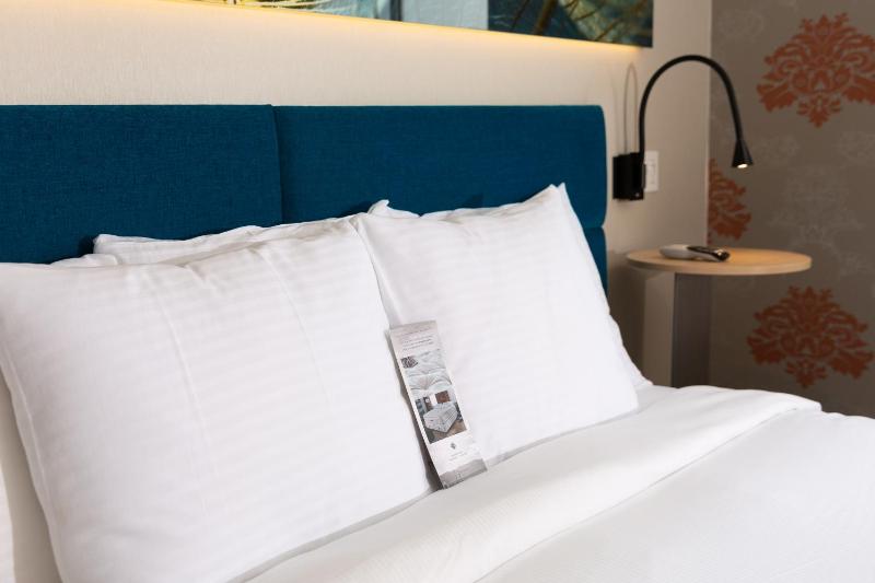 Standard Room with Queen Bed image 3