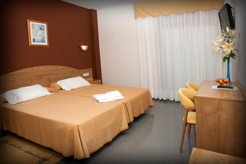 Triple Room (2 Adults + 1 Child) image 4