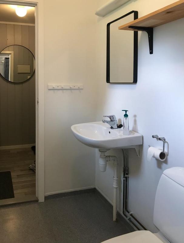 Two-Bedroom Cottage with Private Bathroom  image 3